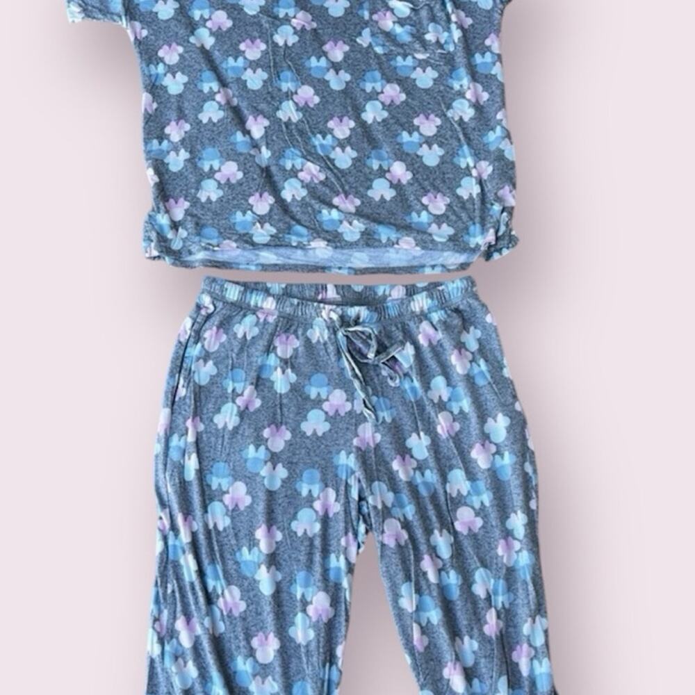 Disney pajama set. Women’s S, T-shirt  & capri bottoms